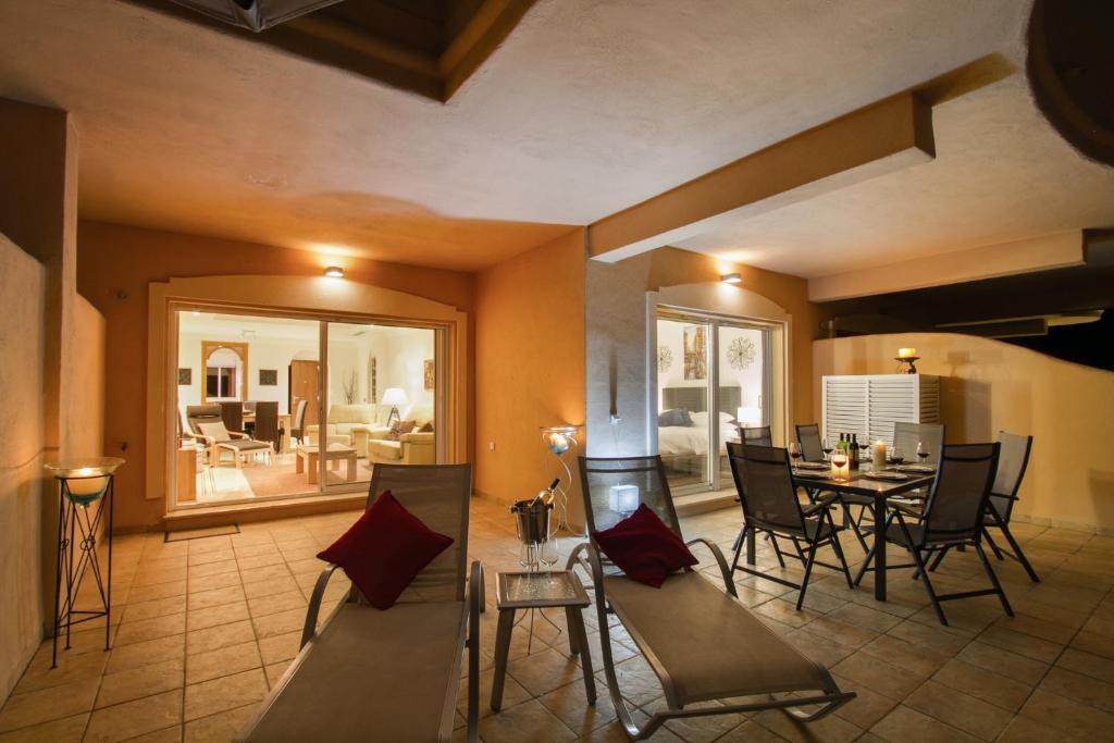 een woonkamer met een tafel en stoelen bij Aloha Hill Club LLuxury 5 Star Golf Resort Near Puerto Banus and Marbella in Marbella