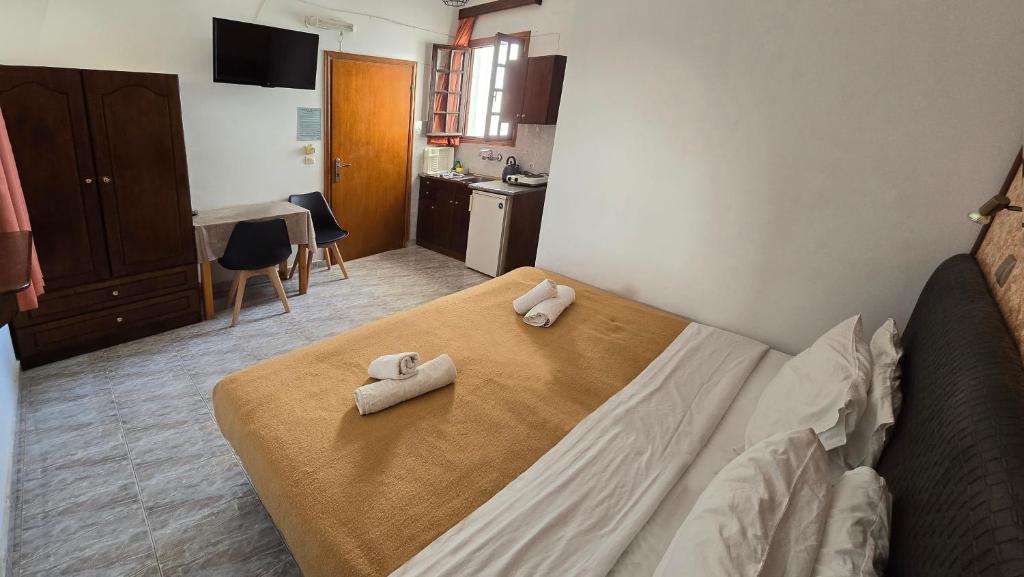 Postel nebo postele na pokoji v ubytování Lindos Panorama