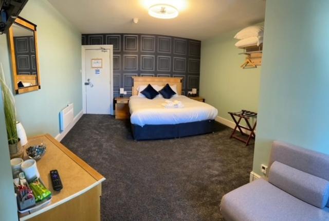 una camera d'albergo con letto e divano di The Crafty Cow a Bristol