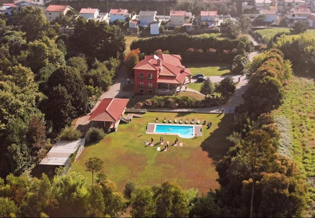 una vista aérea de una casa con piscina en Villam Natura & Spa en Vila Nova de Famalicão