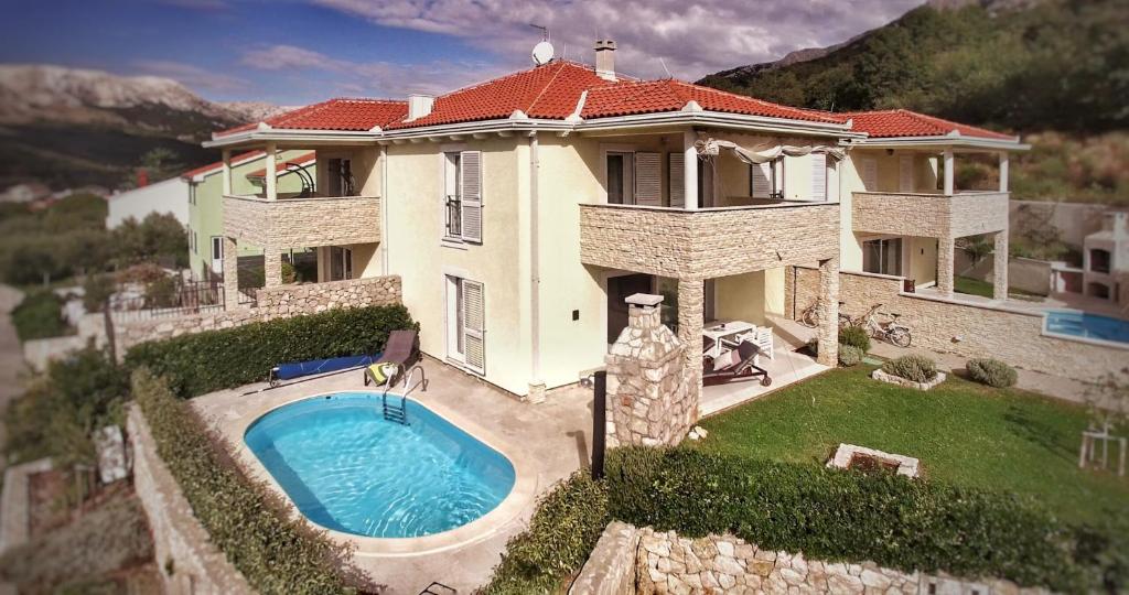 z góry widok na dom z basenem w obiekcie Ferienhaus mit Meerblick & Pool in Baška - Villa-Planina w Bašce