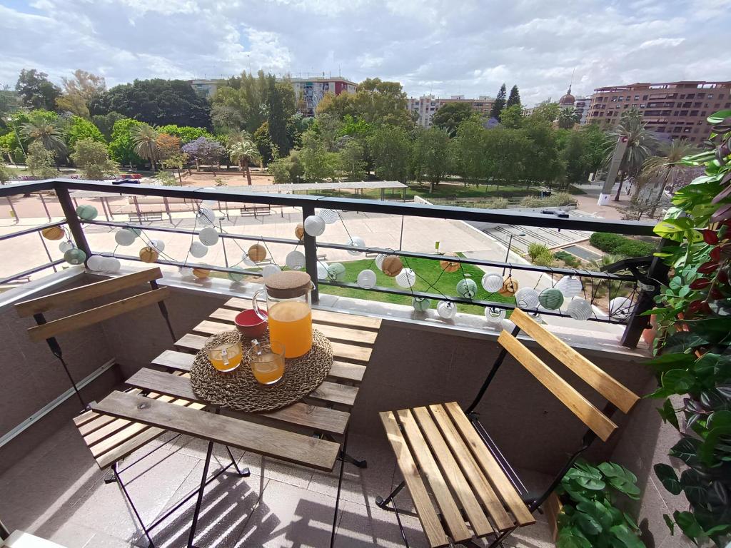een tafel met 2 glazen sinaasappelsap op een balkon bij Luxotica Gardens Valencia in Valencia
