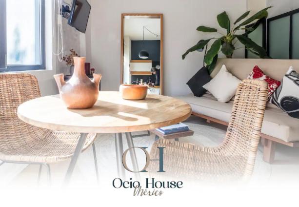 a living room with a table and a couch at Edificio Remodelado. Frente al Munal. Centro Histórico in Mexico City