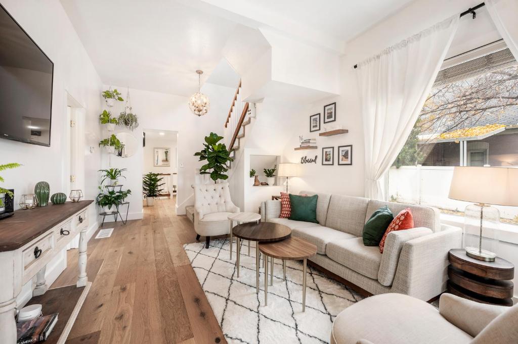 een woonkamer met een bank en een tafel bij The Canopy: A Peaceful Home Nestled in Sugarhouse in Salt Lake City