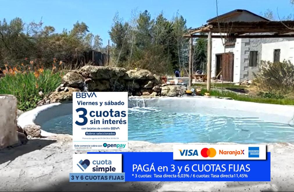 une maison à vendre avec un panneau en face d'une piscine dans l'établissement Hidden Twins Cabañas de montaña Cacheuta, à Cacheuta