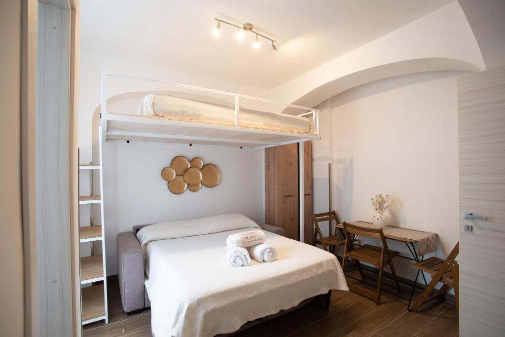 ein Schlafzimmer mit einem Bett mit zwei Handtüchern darauf in der Unterkunft Il Vicoletto sul Mare in Ischia