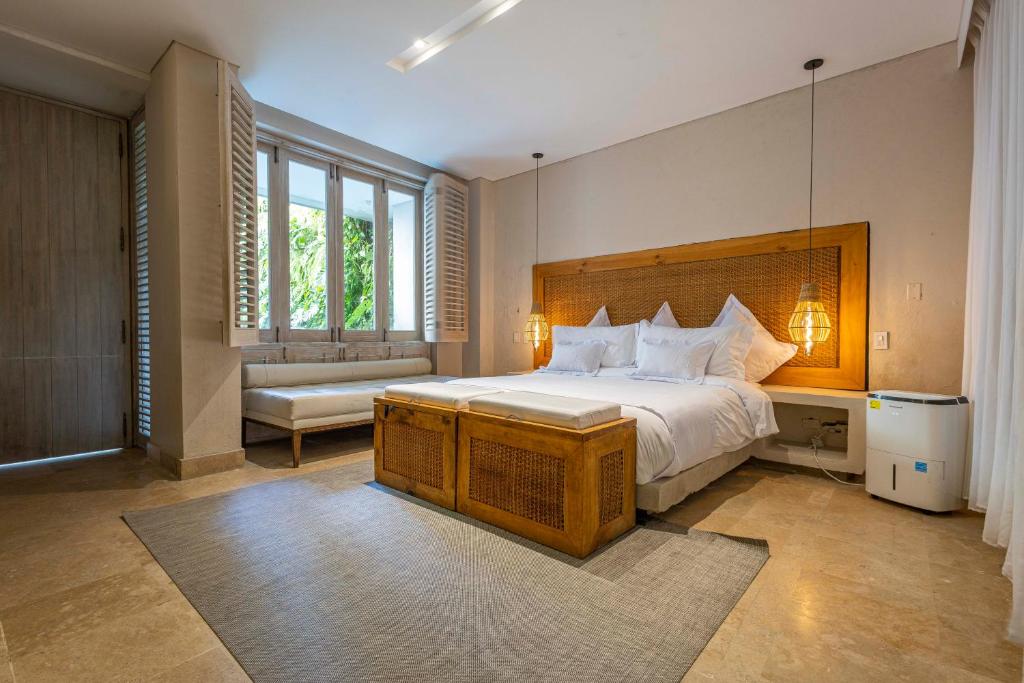 a bedroom with a large bed and a couch at Casa Charlie´s Can in Cartagena de Indias