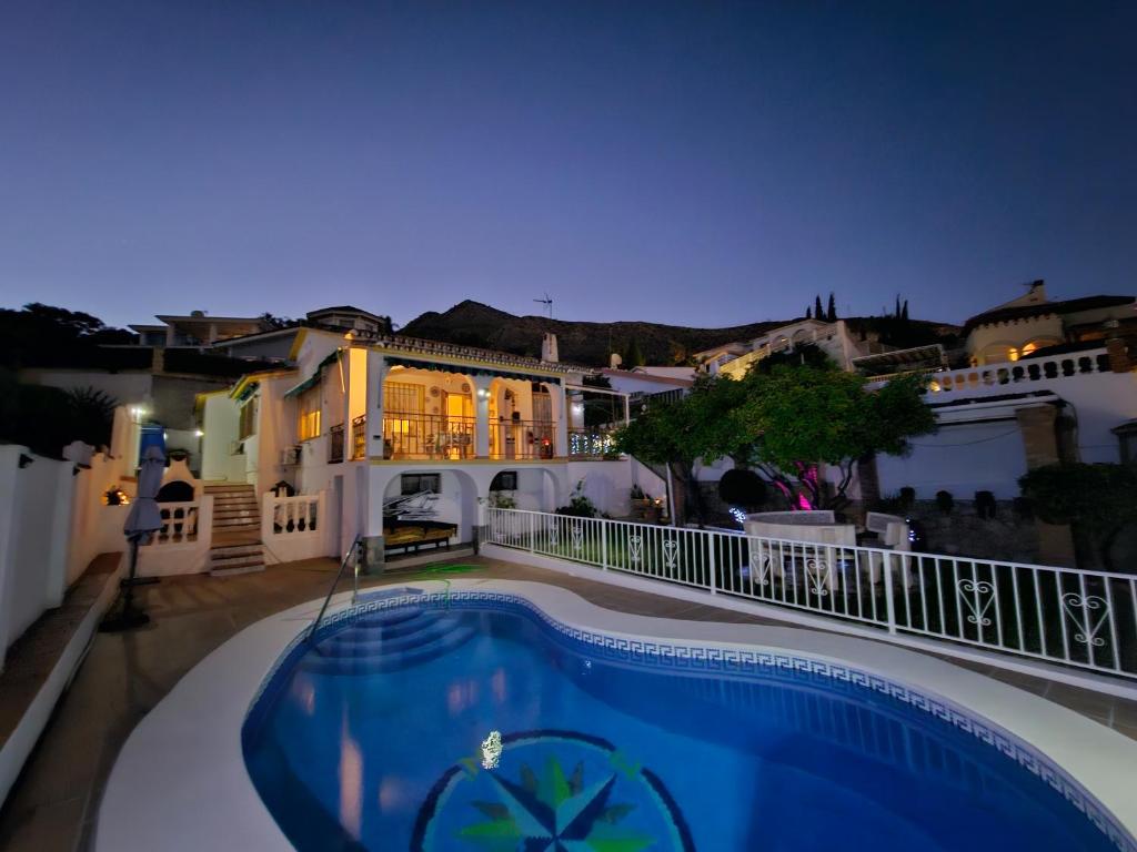 una piscina en el balcón de una casa por la noche en Villa Tony - Benalmádena en Arroyo de la Miel