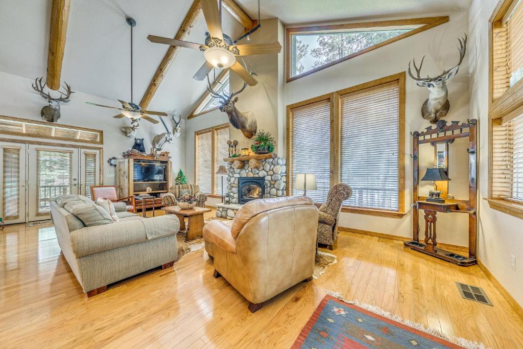 Rustic Cloudcroft Cabin with Spacious Deck and Grill!, Cloudcroft