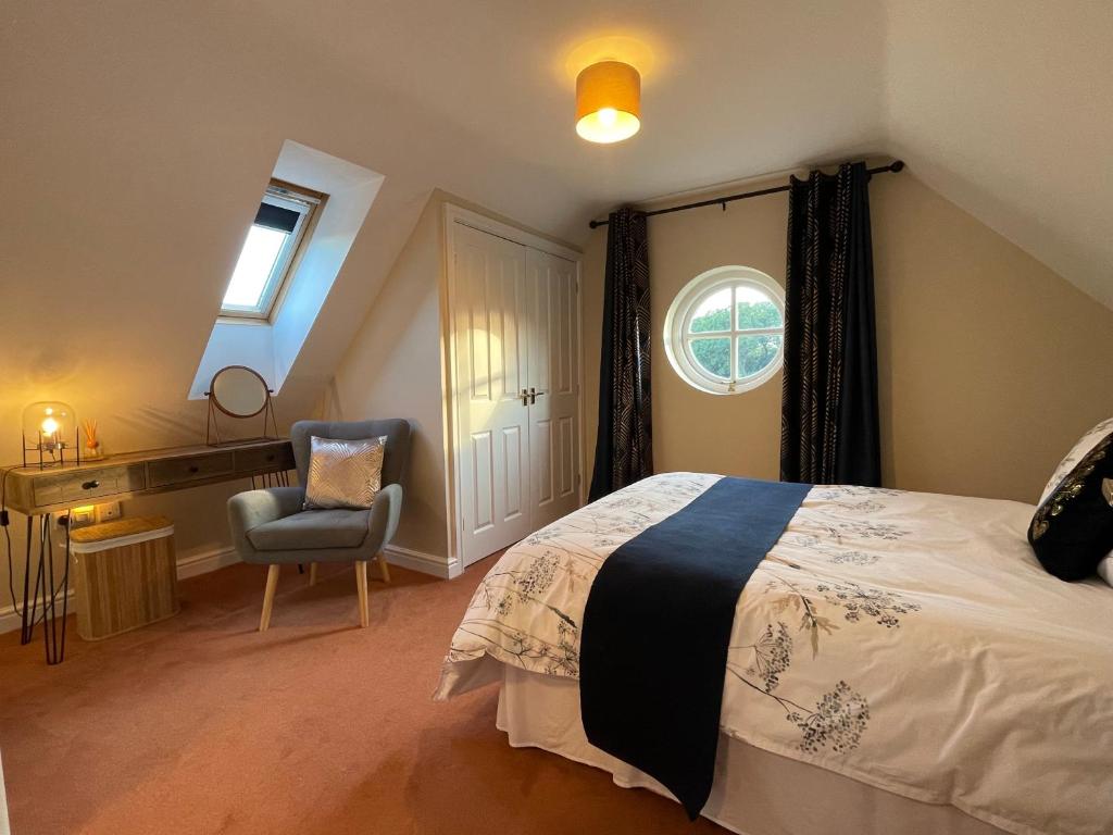 um quarto com uma cama, uma cadeira e uma janela em Cheshire Retreat em Middlewich