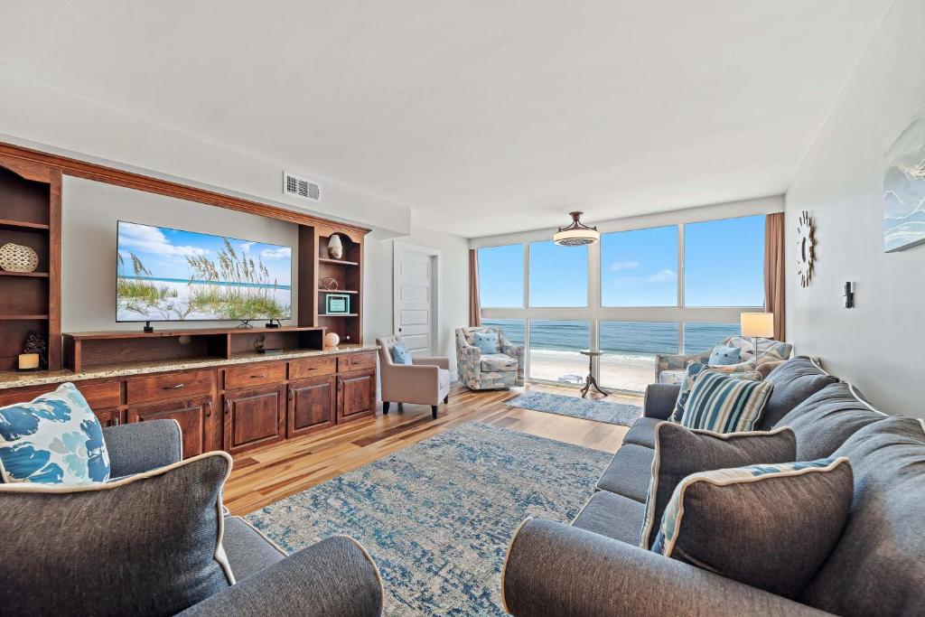 ein Wohnzimmer mit Sofa und Fernseher in der Unterkunft Edgewater West Unit 44 in Gulf Shores