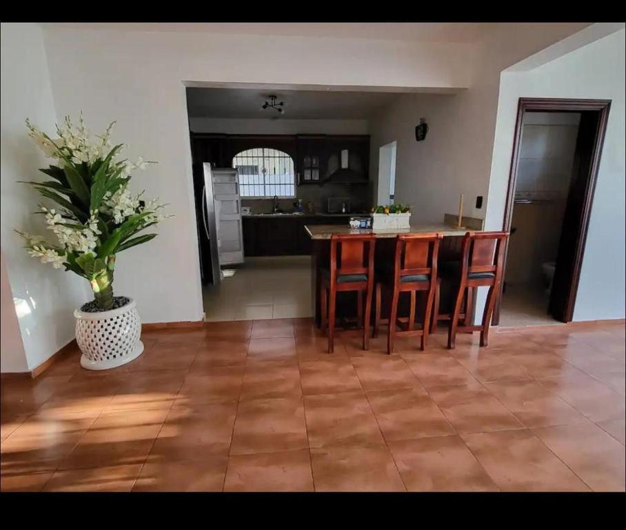 una cucina con un tavolo e sedie in una stanza di Tu villa soñada en Santiago a Santiago de los Caballeros