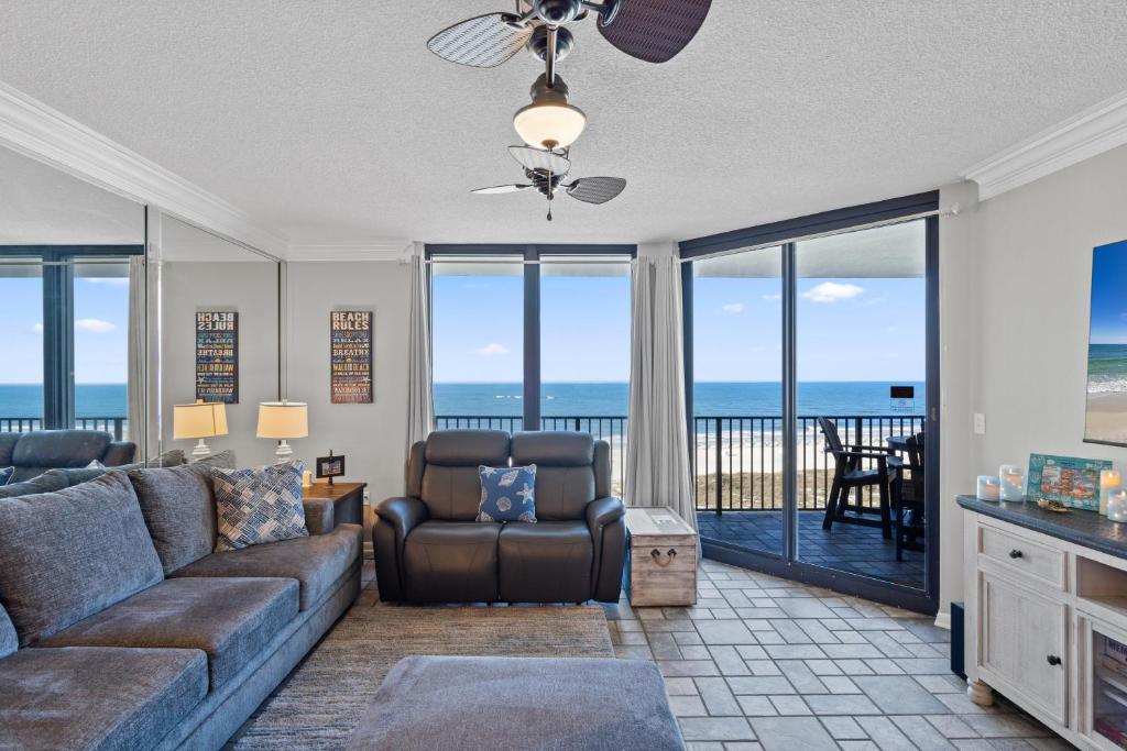 Χώρος καθιστικού στο Phoenix 8 Unit 903