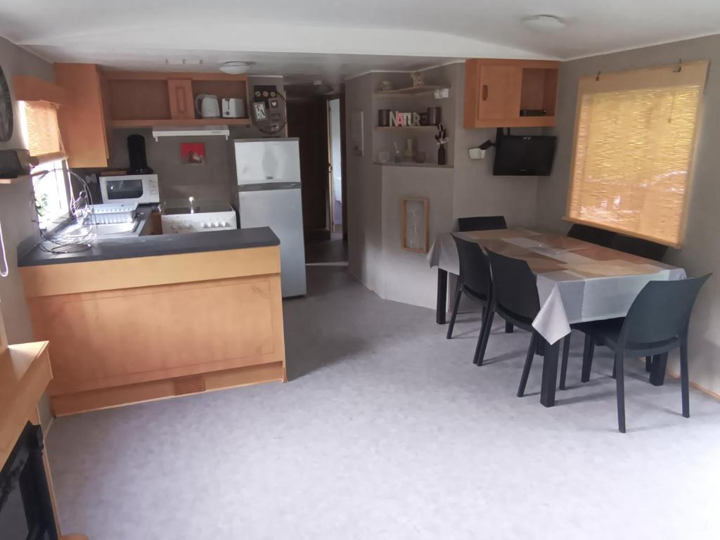 Kuchyň nebo kuchyňský kout v ubytování Camping les goélands