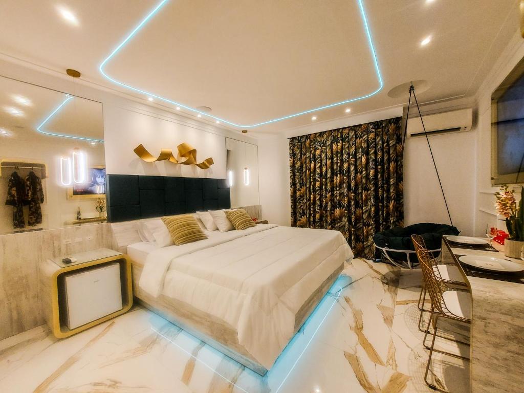 ein Schlafzimmer mit einem großen Bett und einem TV in der Unterkunft Glória Plaza Hotel (Adults Only) in São Paulo