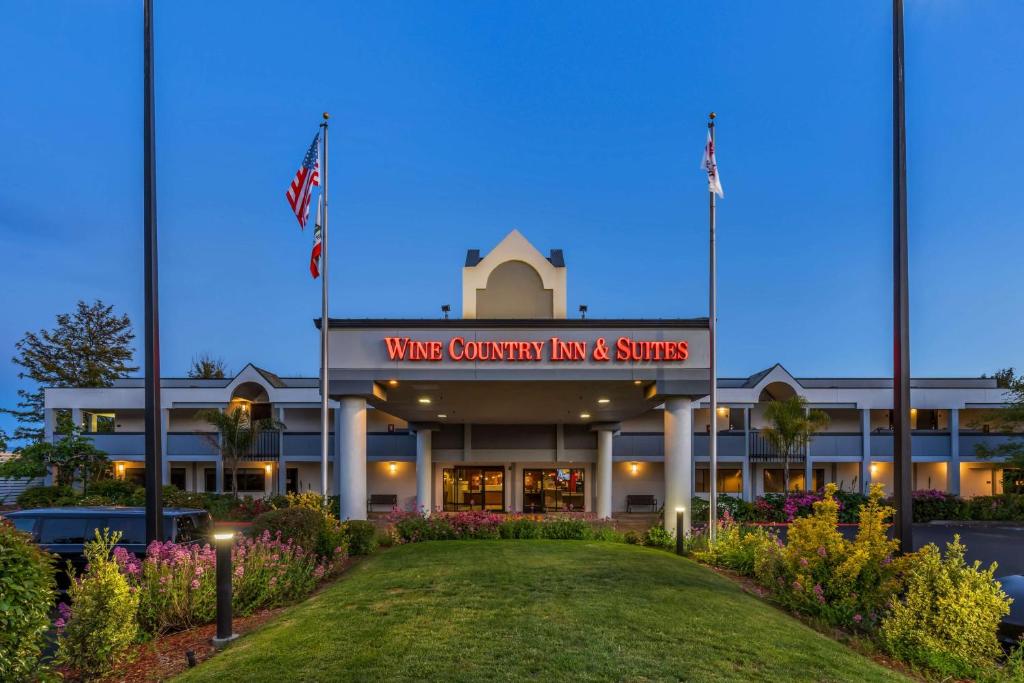 - Vistas a la posada y suites del campo wvu en Best Western Plus Wine Country Inn & Suites en Santa Rosa