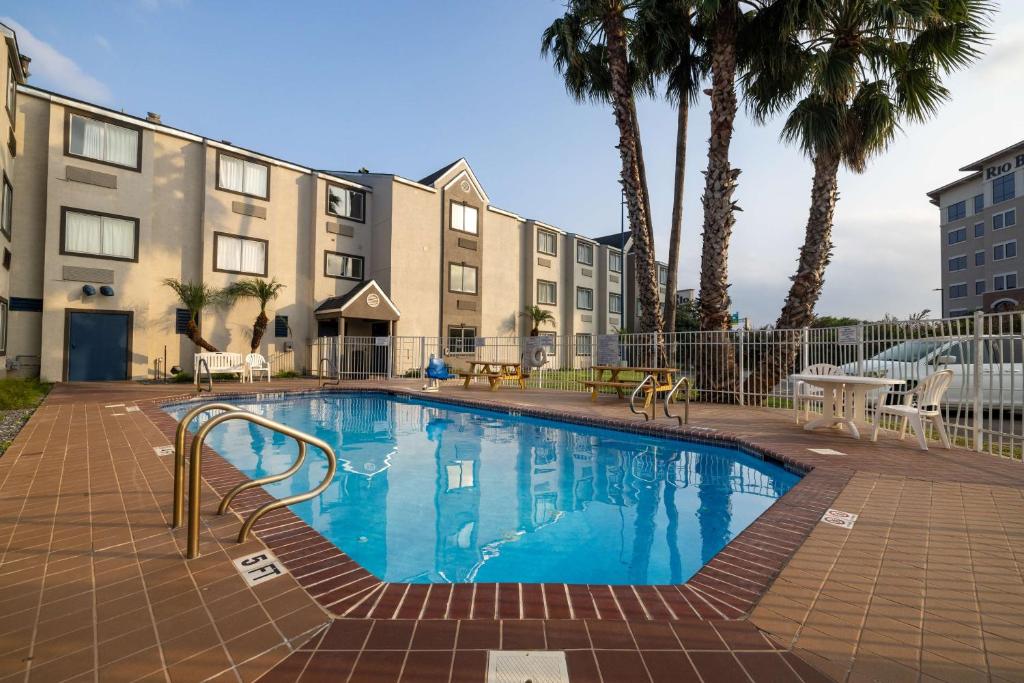 Bazén v ubytování Motel 6-McAllen, TX - East nebo v jeho okolí