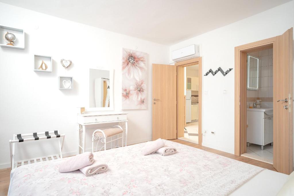 Postel nebo postele na pokoji v ubytování Apartments Edi - ZF Hvar