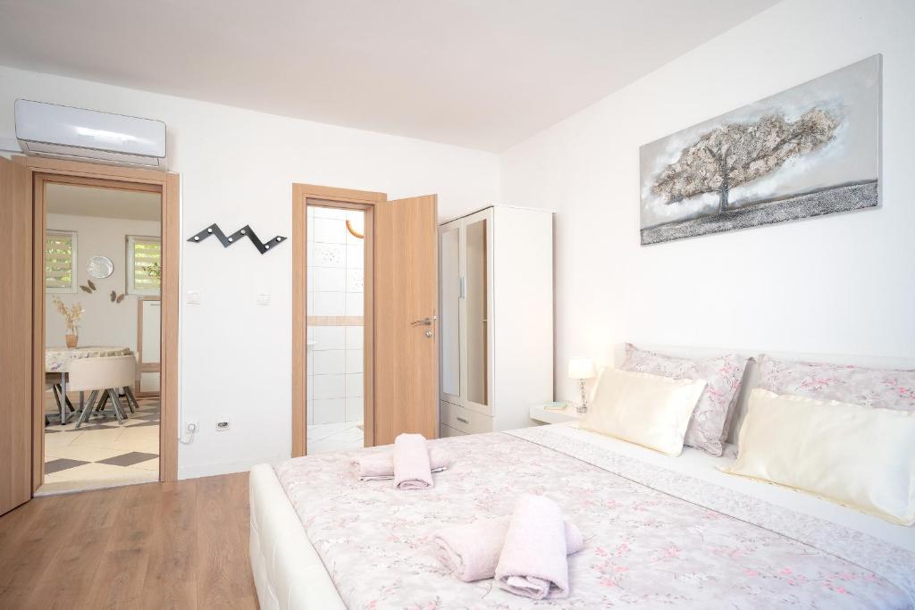 Postel nebo postele na pokoji v ubytování Apartments Edi - ZF Hvar