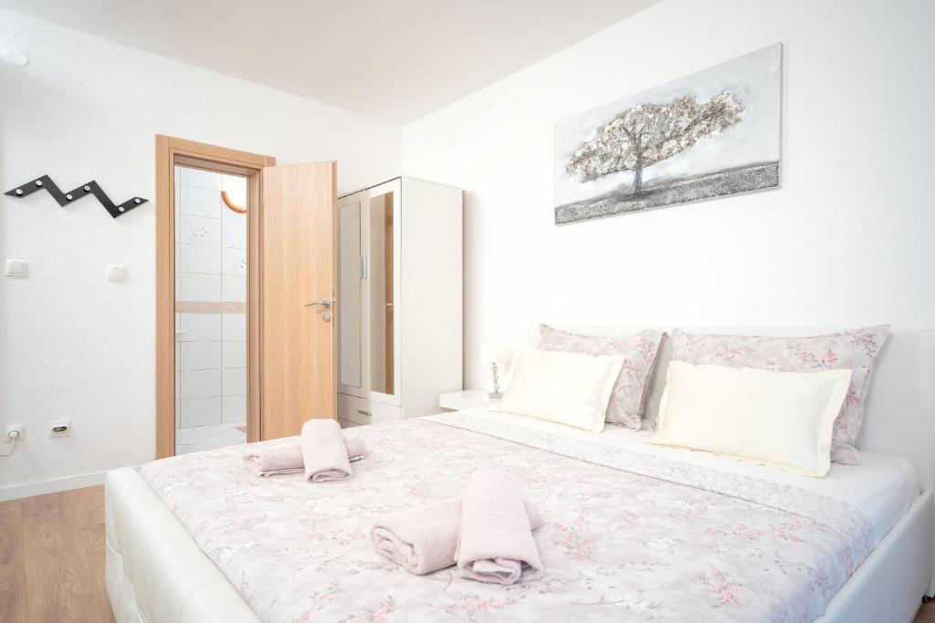 Postel nebo postele na pokoji v ubytování Apartments Edi - ZF Hvar