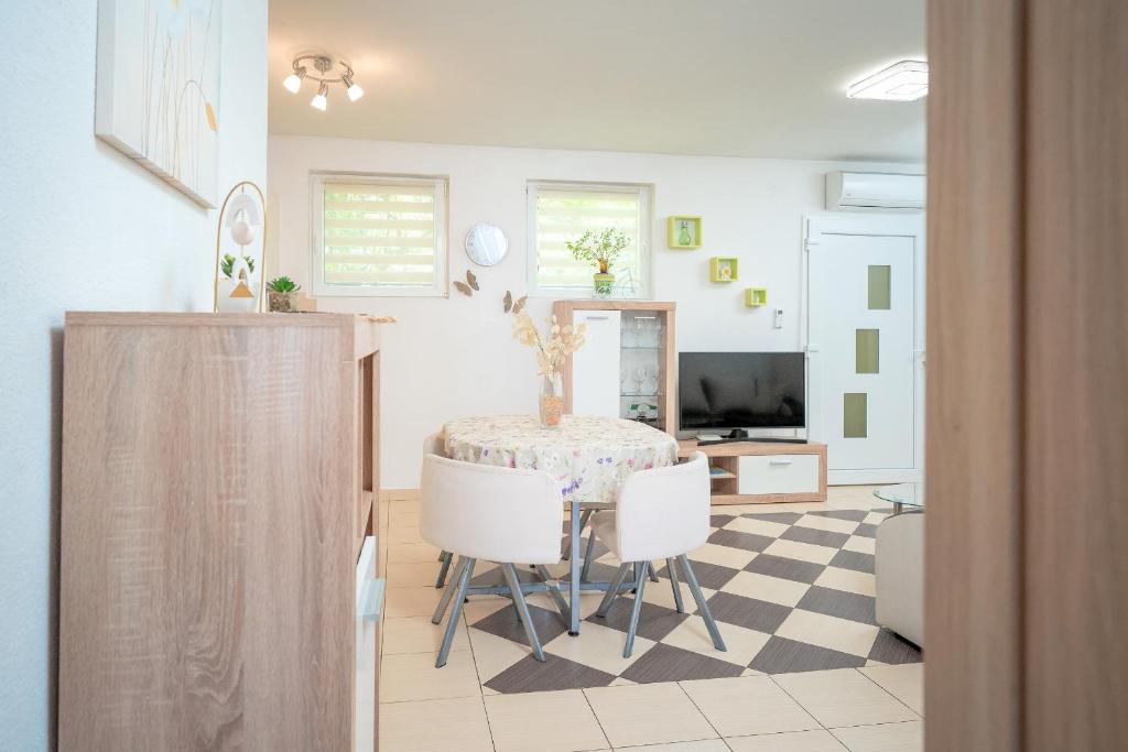 TV a/nebo společenská místnost v ubytování Apartments Edi - ZF Hvar