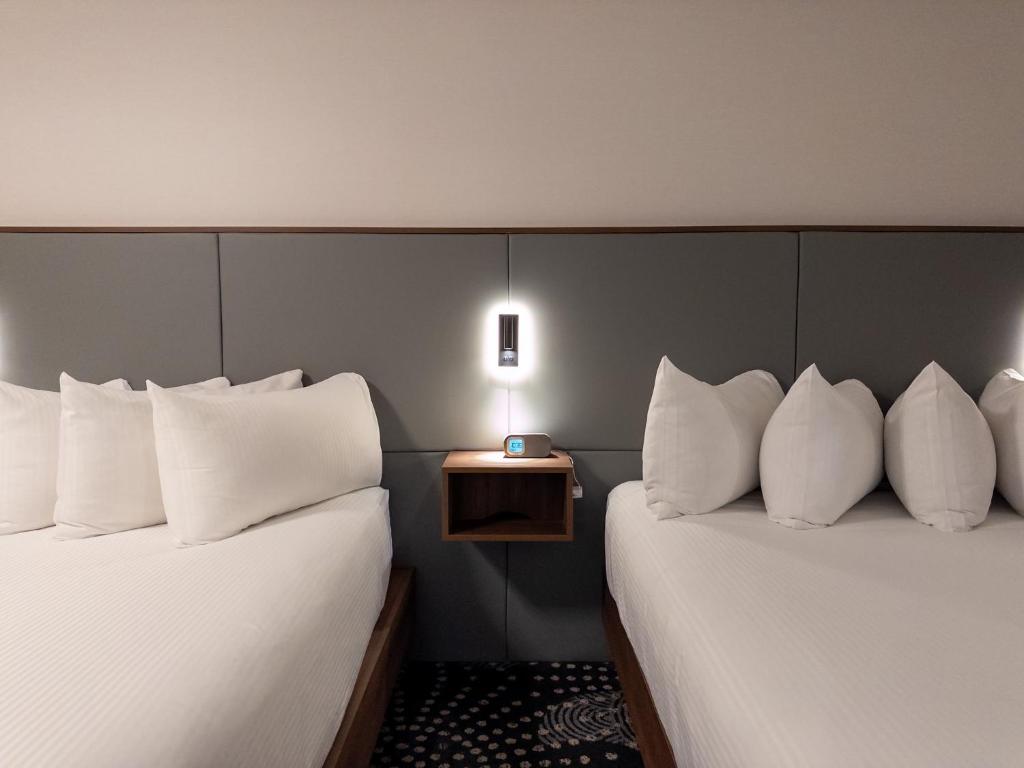 Cama o camas de una habitación en Carriage House Hotel and Conference Centre