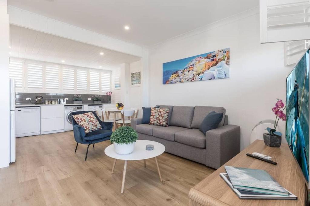 Bondi Beach Spacious Apt, Car Space, AC and Netflix - Apartment