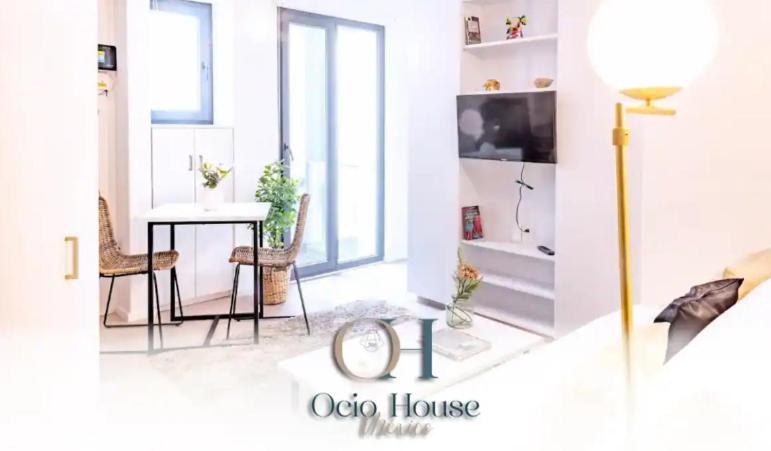 メキシコシティにあるROMÁNTICO Junto a Bellas Artes Centro Históricoのテーブルと椅子と窓のある部屋