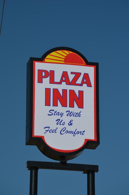 una señal para una pizza innstay conmigo y controlador de plagas en Plaza Inn, en Big Spring