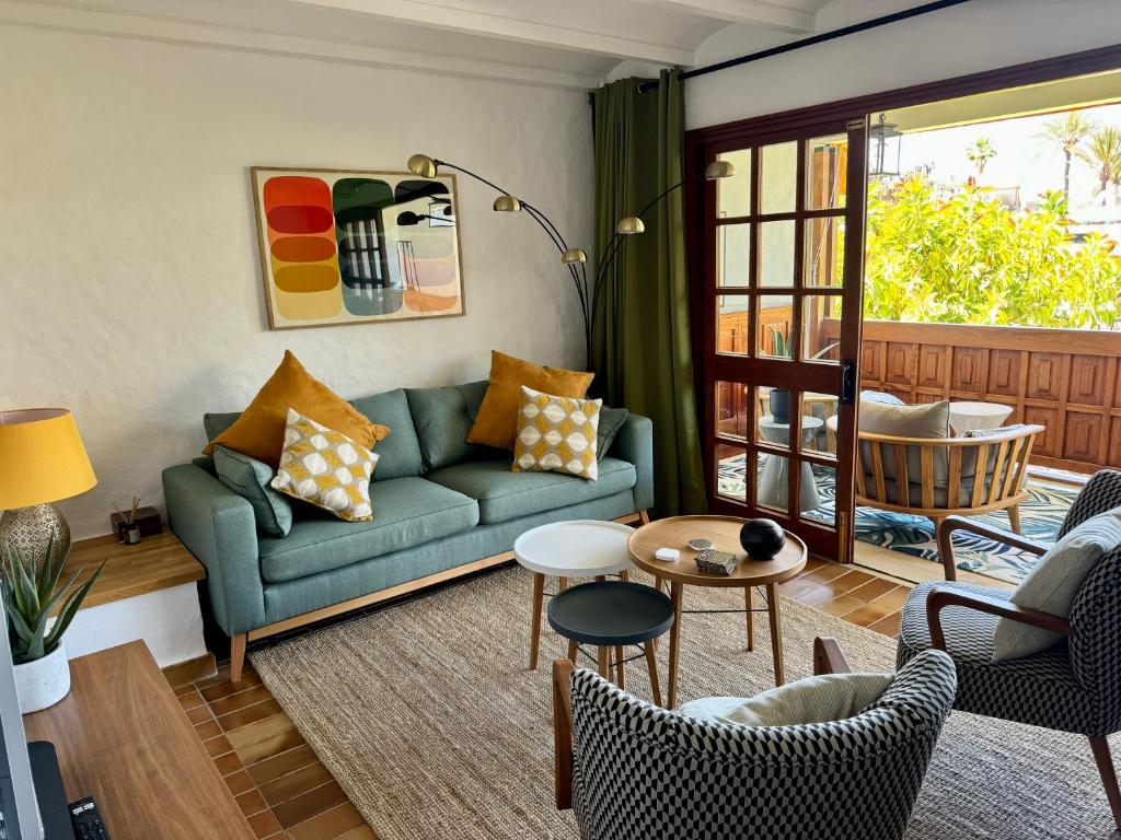 una sala de estar con un sofá y una mesa en Canario Dunes Apartment, en Playa del Inglés