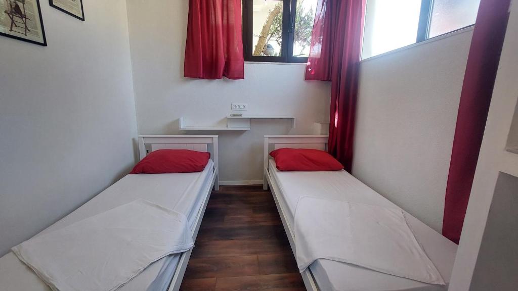 Postel nebo postele na pokoji v ubytování Apartments with a parking space Jelsa, Hvar - 5703