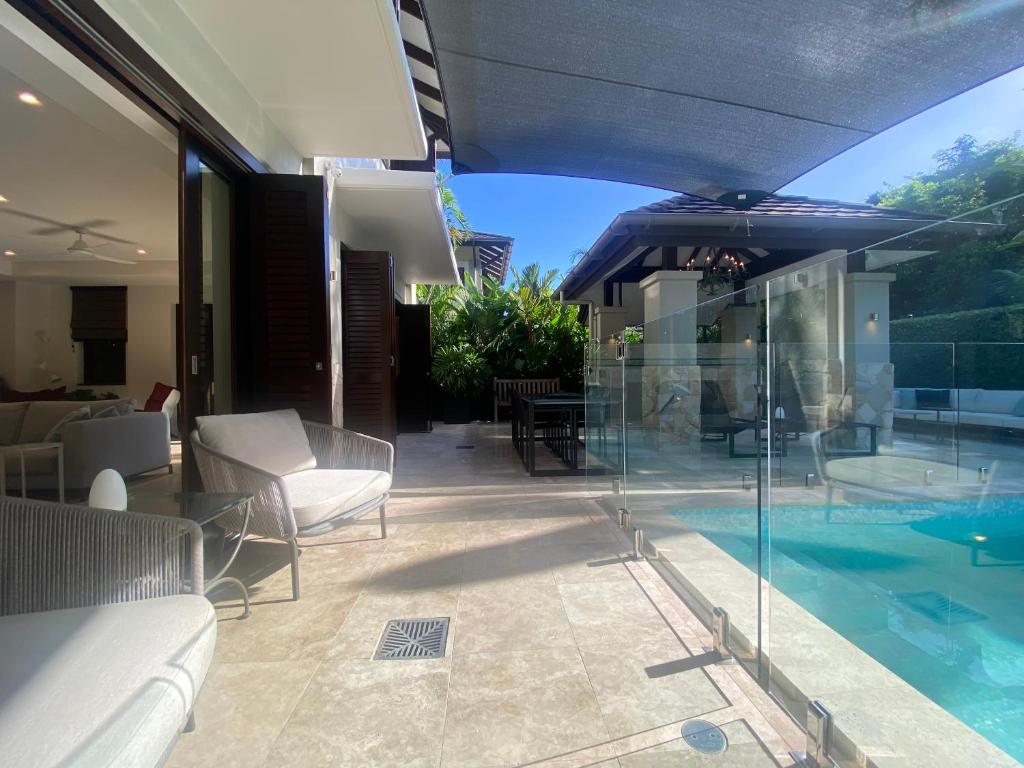 Bazén v ubytování AQUA Beachfront Villa Port Douglas nebo v jeho okolí