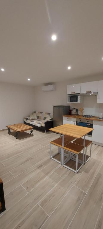 - une cuisine avec une table et un lit dans une chambre dans l'établissement Appartement cosy, à Saint-Nazaire