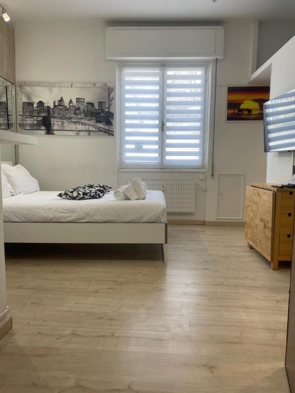 una camera con letto e finestra con persiane di Living Genova Apartment a Genova
