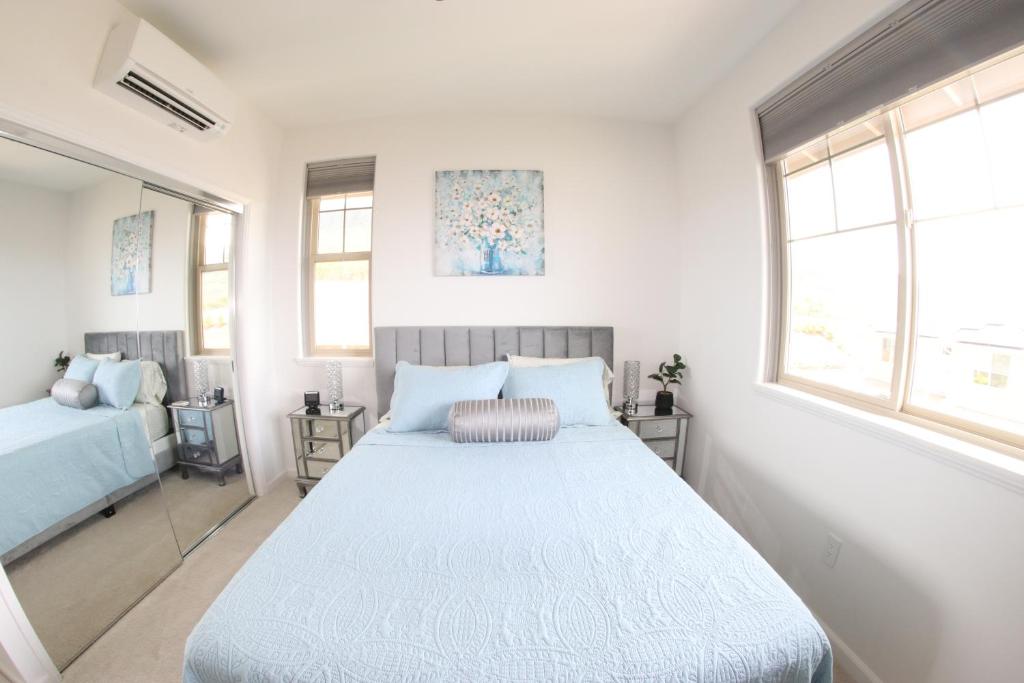 Postel nebo postele na pokoji v ubytování New 4 Bedroom Home with Ocean and Gorgeous Mountain Views in the gated community of Mauna Olu