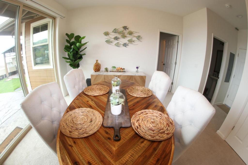 Posezení v ubytování New 4 Bedroom Home with Ocean and Gorgeous Mountain Views in the gated community of Mauna Olu