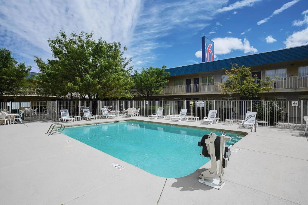 una piscina frente a un hotel en Motel 6-Holbrook, AZ en Holbrook
