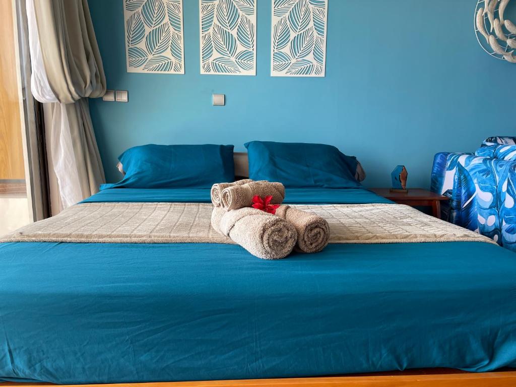 un letto con due peluche sopra di Blue Moana Studio Papeete - Sea View, AC, Fast Wifi, Pool, Gym a Papeete