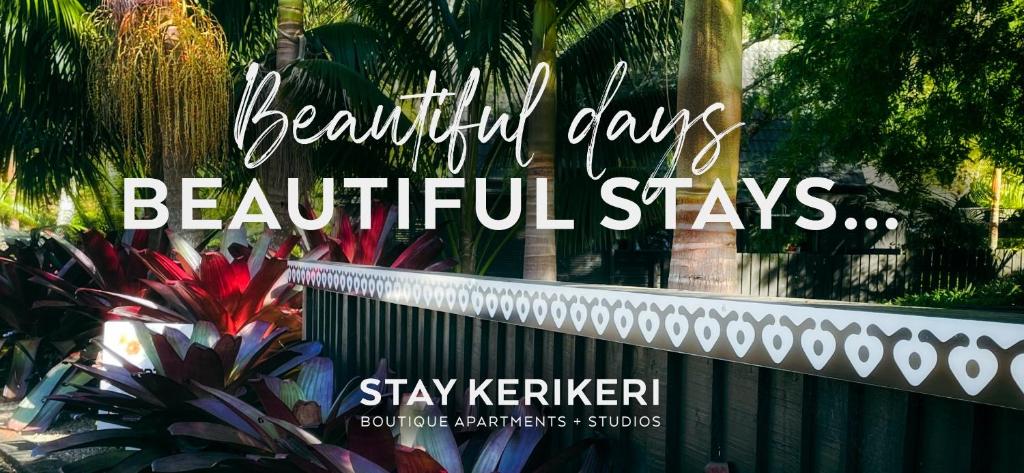 Un panneau qui dit de beaux jours de beaux séjours dans un jardin dans l'établissement Stay Kerikeri, à Kerikeri