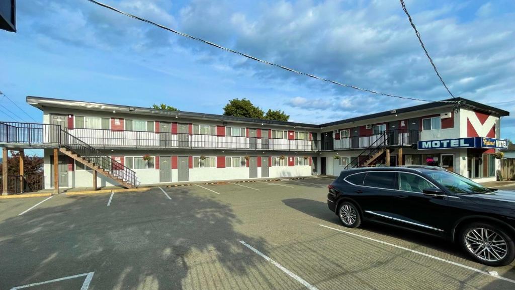 a black car parked in front of a building at Diplomat Motel in Nanaimo