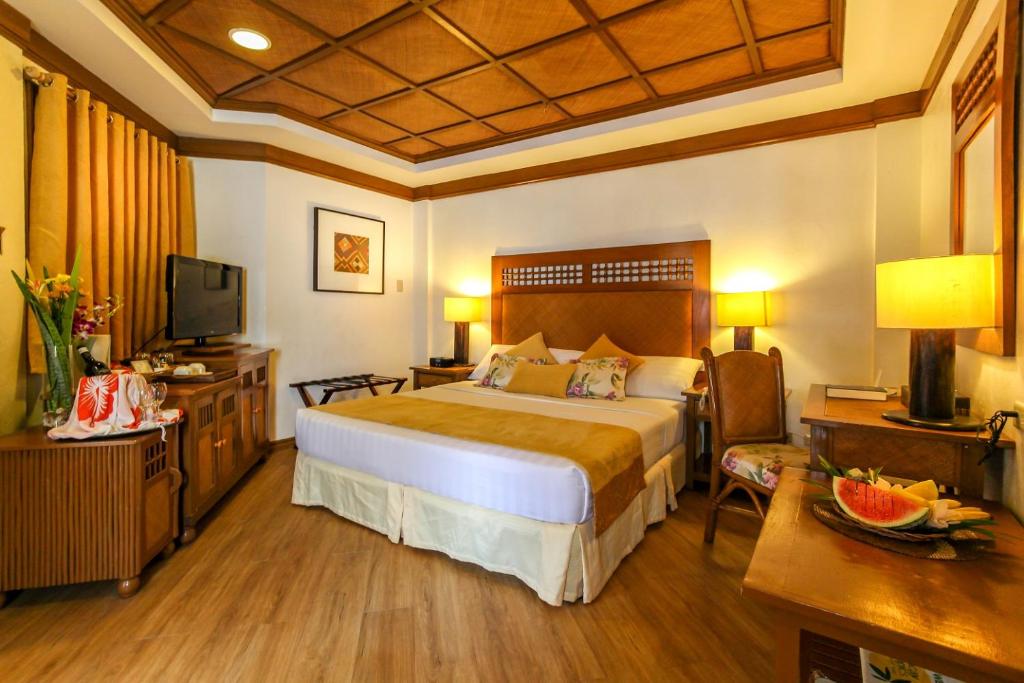 Postel nebo postele na pokoji v ubytování Boracay Tropics Resort Hotel