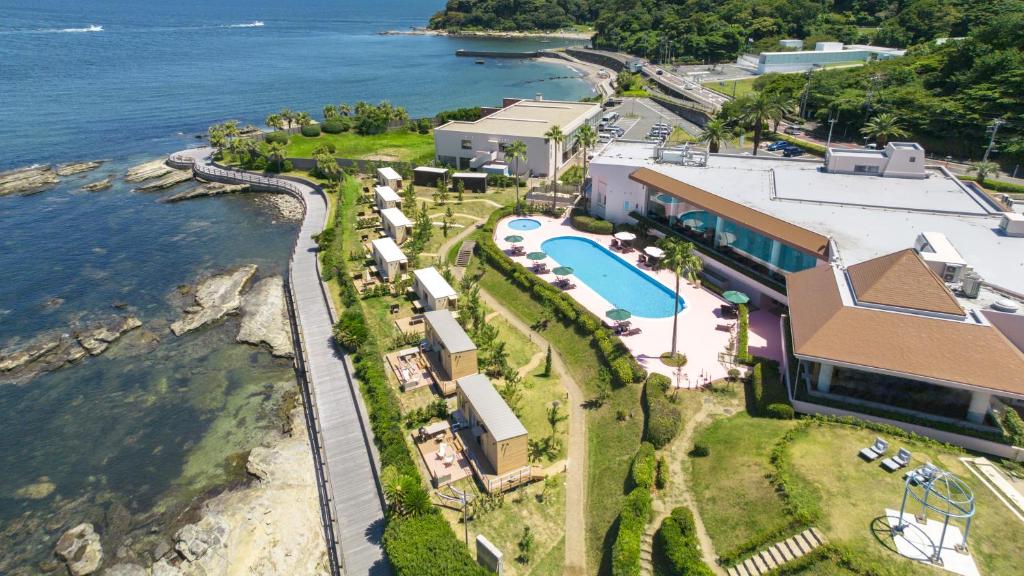 einen Luftblick auf ein Resort mit einem Pool in der Unterkunft La vista Kannonzaki Terrace in Yokosuka