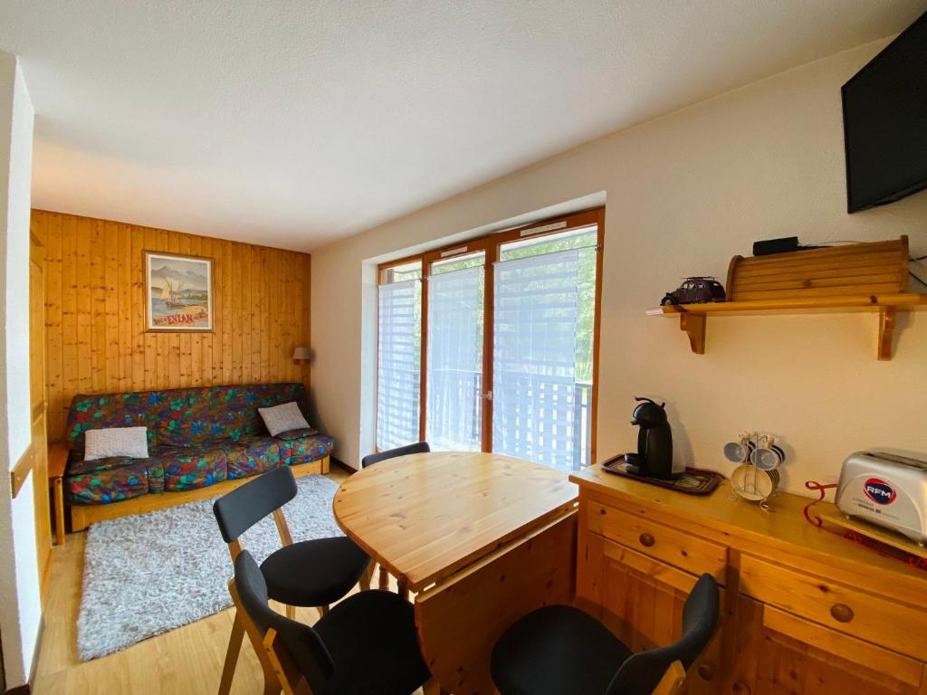 - un salon avec une table et des chaises dans l'établissement Studio cabine confortable entre Abondance et La Chapelle d'Abondance - FR-1-692-97, à Abondance