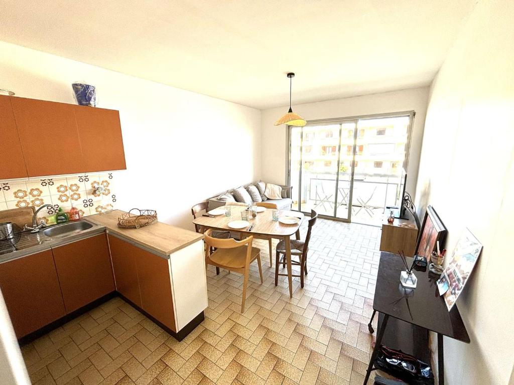 une cuisine et une salle à manger avec une table et une salle à manger dans l'établissement Appartement traversant, proche plage, 2 balcons, pets ok, ménage inclus, jusqu’à 8 pers, Port-la-Nouvelle - FR-1-229C-94, à Port-la-Nouvelle