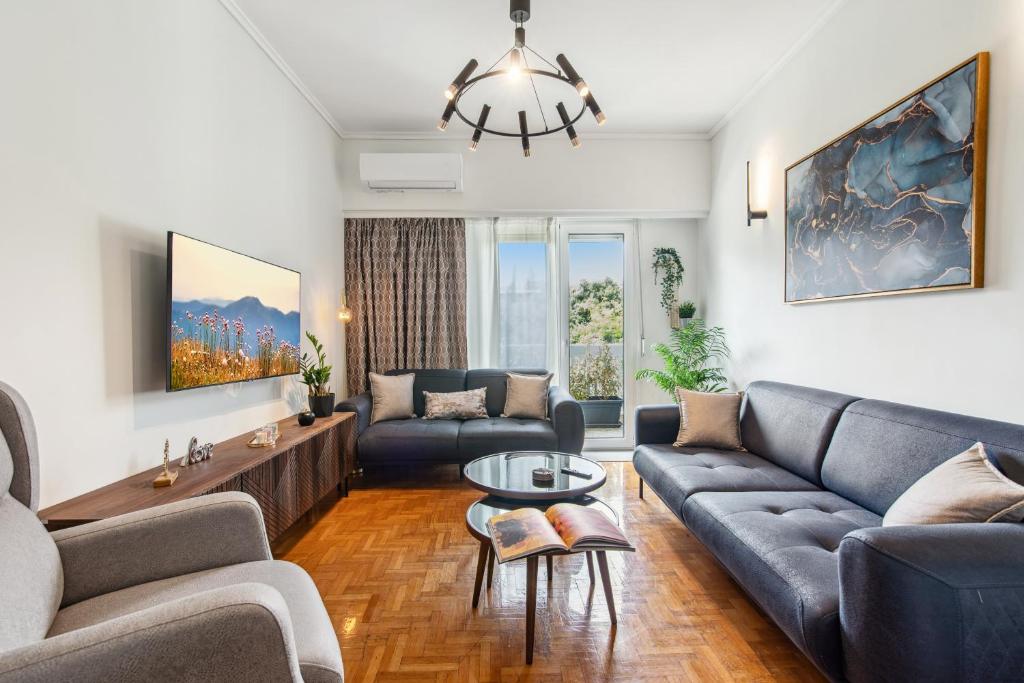 Two-Bedroom Apartment in Pagrati