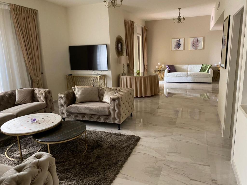 - un salon avec deux canapés et une télévision dans l'établissement CHEZ SILVIA DUBAI MARINA &JBR Rimal, à Dubaï