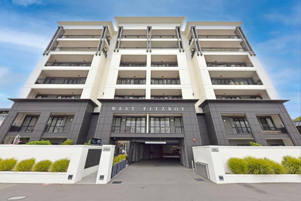 um edifício de apartamentos com entrada para a próxima biblioteca em West Fitzroy Apartments em Christchurch