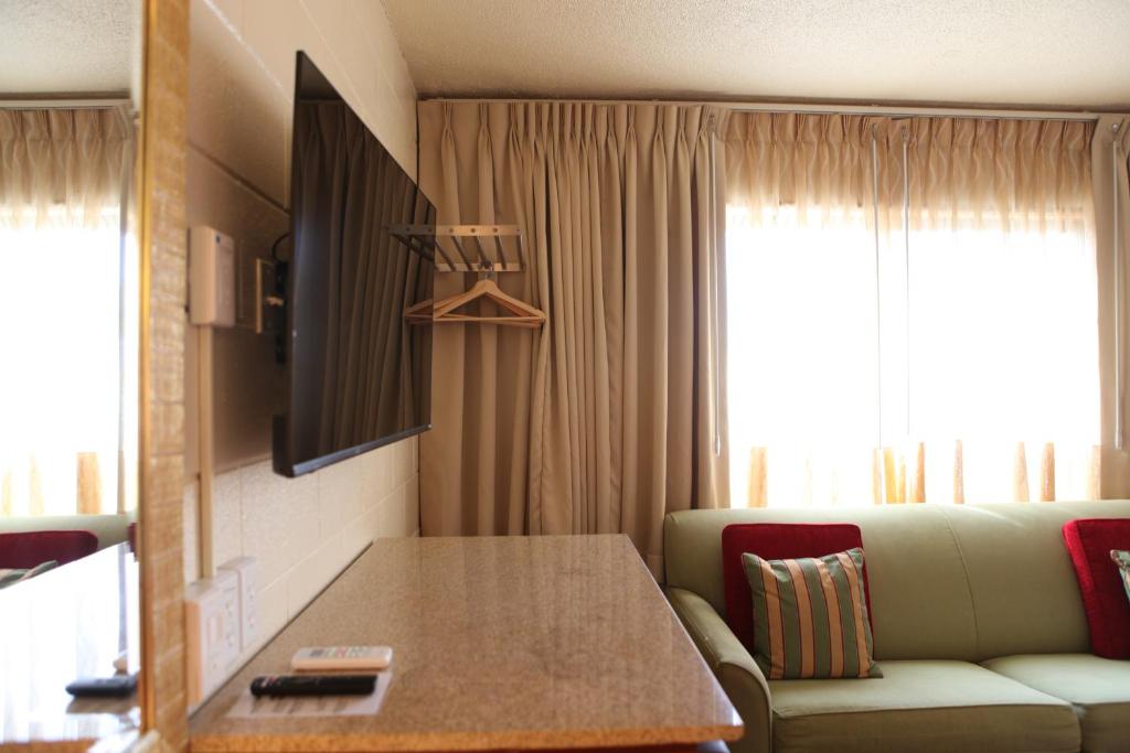 TV a/nebo společenská místnost v ubytování Arcadia Hotel
