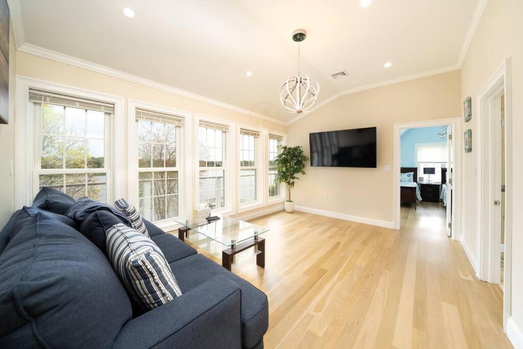 TV a/nebo společenská místnost v ubytování 40 - 4BR Lakeview - Lakeside retreat near GJK View