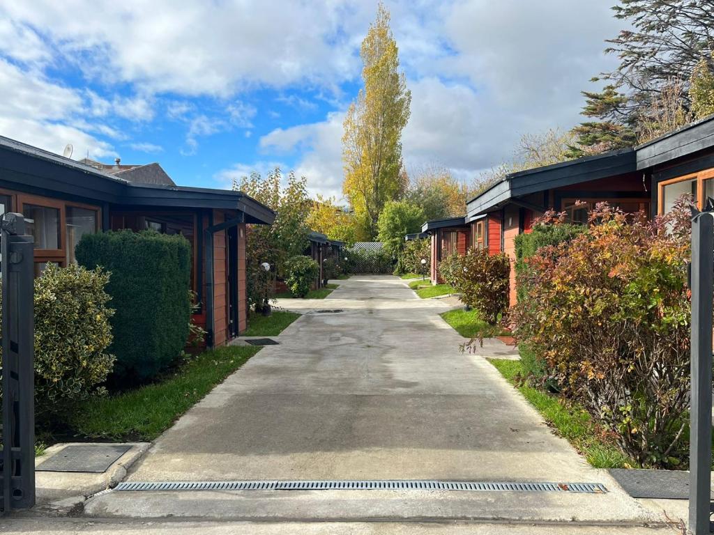 a long road between two houses in a subdivision at Apart Hotel Español Coyhaique in Coihaique